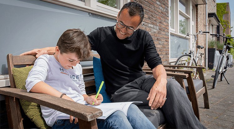 Vader helpt zoon bij redactiesommen