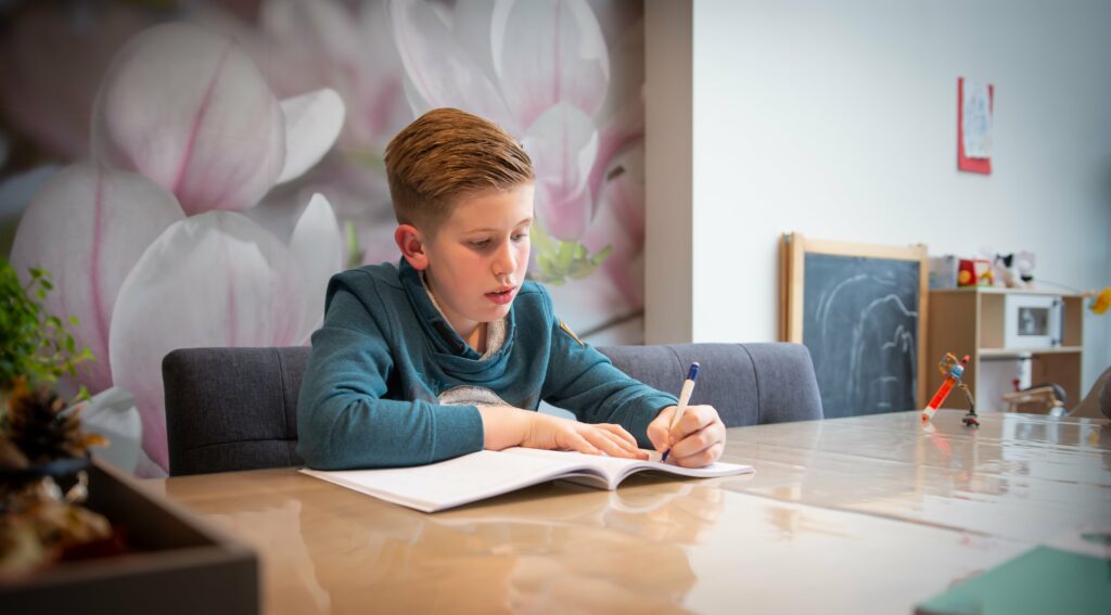 Jongen aan tafel aan het werk