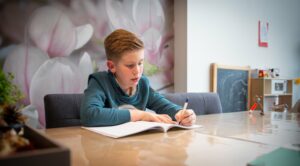 Jongen aan tafel aan het werk