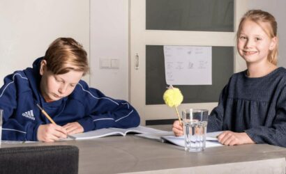 broer en zus oefenen redactiesommen