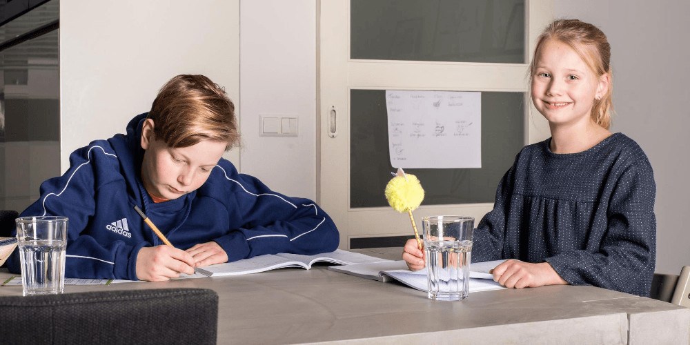 broer en zus oefenen redactiesommen