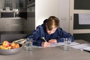 jongen schrijven schrift