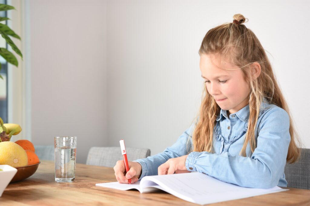 meisje oefent in oefenboek