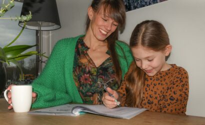 moeder met dochter aan het werk in oefenboek