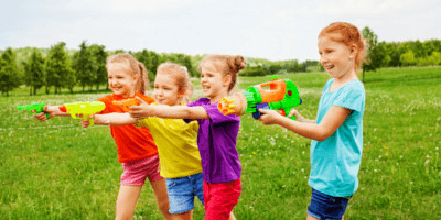 meisjes met waterpistolen