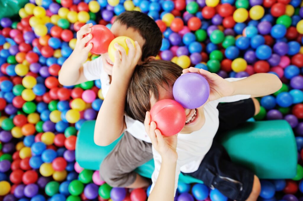 kinderen in de ballenbak