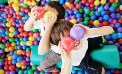 kinderen in de ballenbak