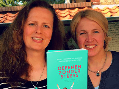 carola en maaike met boek