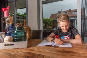 Jongen is aan het leren in boek