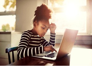 hoogbegaafd meisje achter laptop