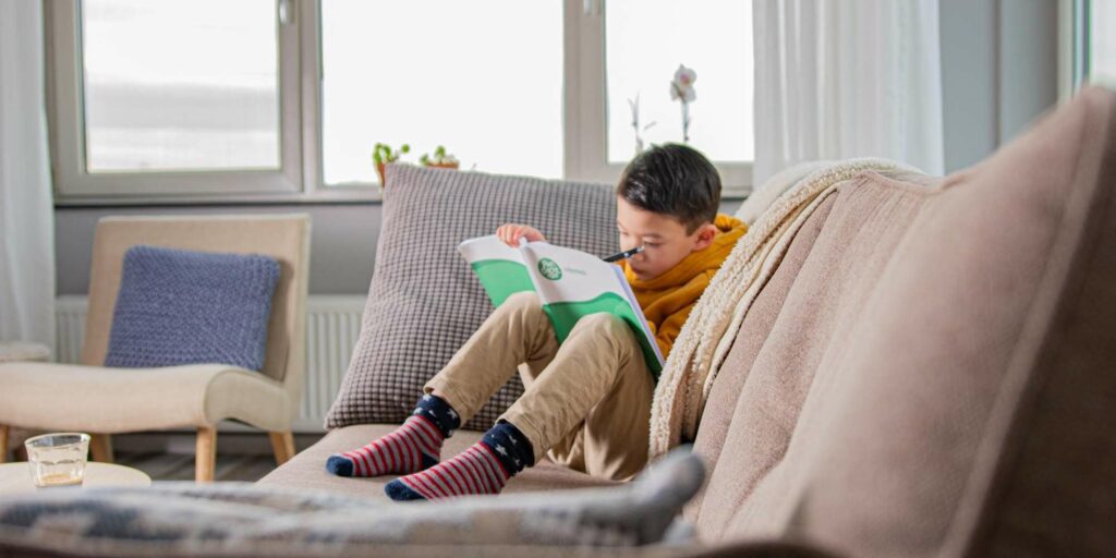 hoogbegaafdheid jongen op bank