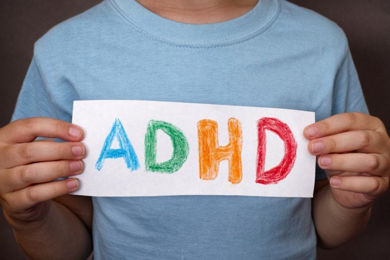 jongen met adhd bordje