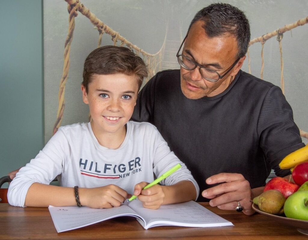 jongetje en vader schrijven