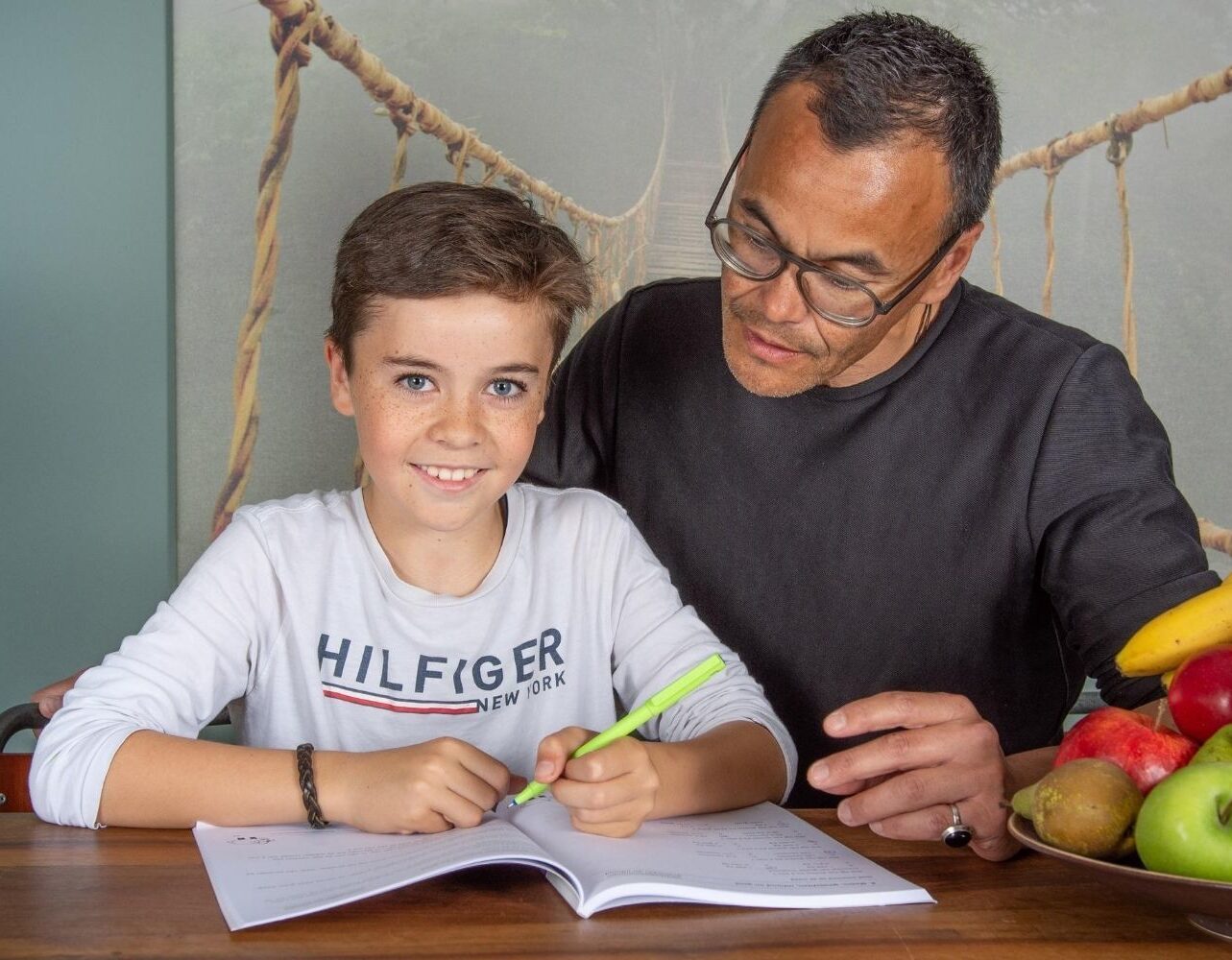 jongetje en vader schrijven