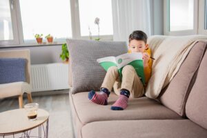 jongetje oefent rekenen op de bank