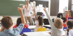 leerlingen steken vinger op klaslokaal