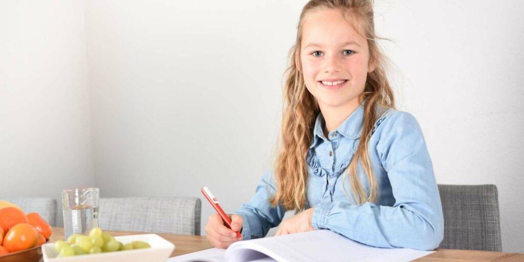meisje maakt huiswerk