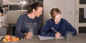 moeder en zoon oefenboek