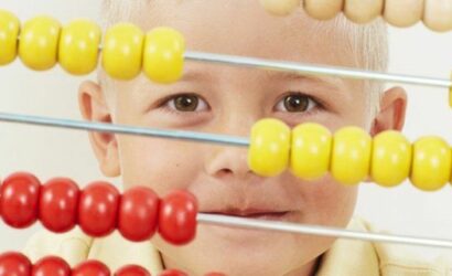 Jongen achter telraam