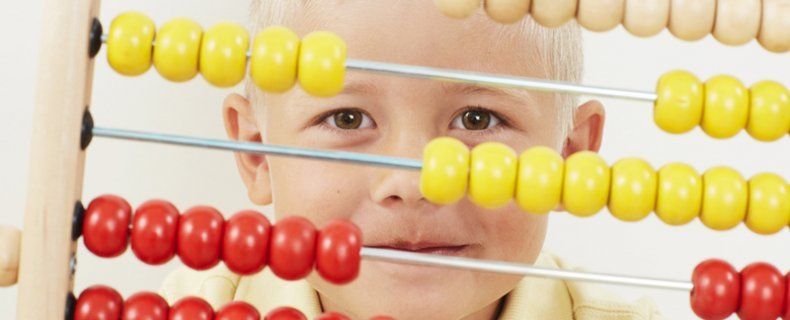 Jongen achter telraam