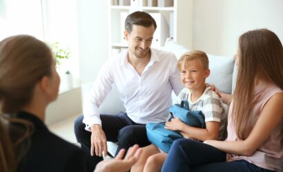 ouders en kind bij leraar