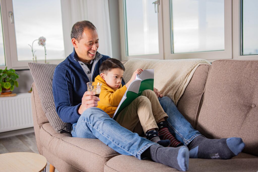 vader helpt zoon lezen
