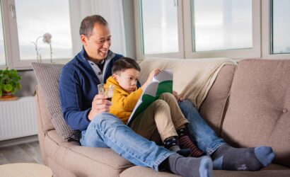 vader helpt zoon lezen