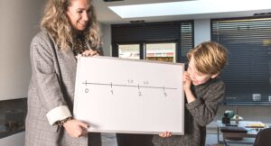 Moeder met zoon met rekenbord