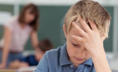 jongetje steunt op hand