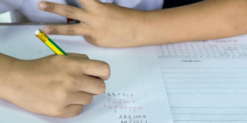 rekenen jongen drie vingers