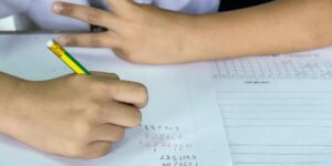 rekenen jongen drie vingers