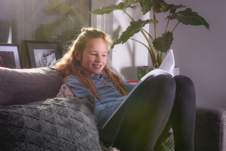 meisje leest boek