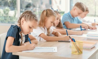 kinderen in de klas aan het werk