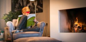 jongen leest boek