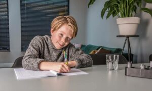 jongen schrijven boek