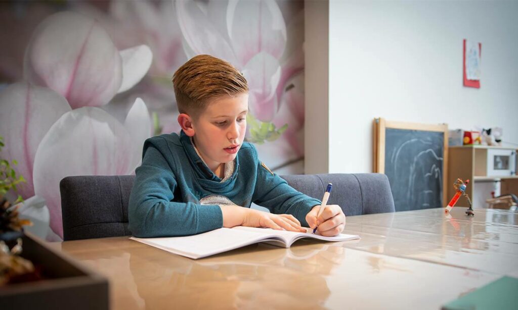 jongen-schrijven-boek