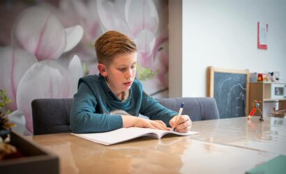 jongen-schrijven-boek