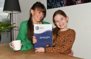 moeder en dochter met spellingsboek