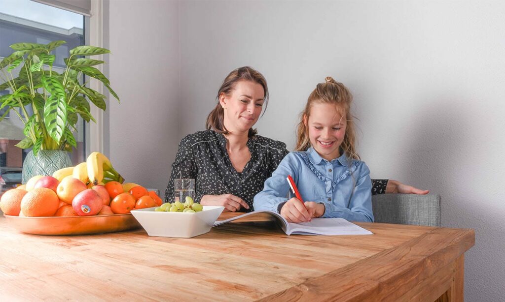 moeder dochter keukentafel werkboek