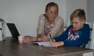 moeder en zoon serieus werkboek