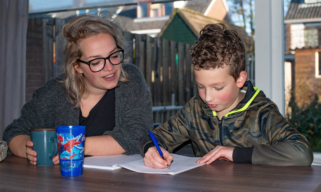 moeder en zoon sommen maken