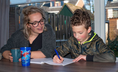 moeder en zoon sommen maken