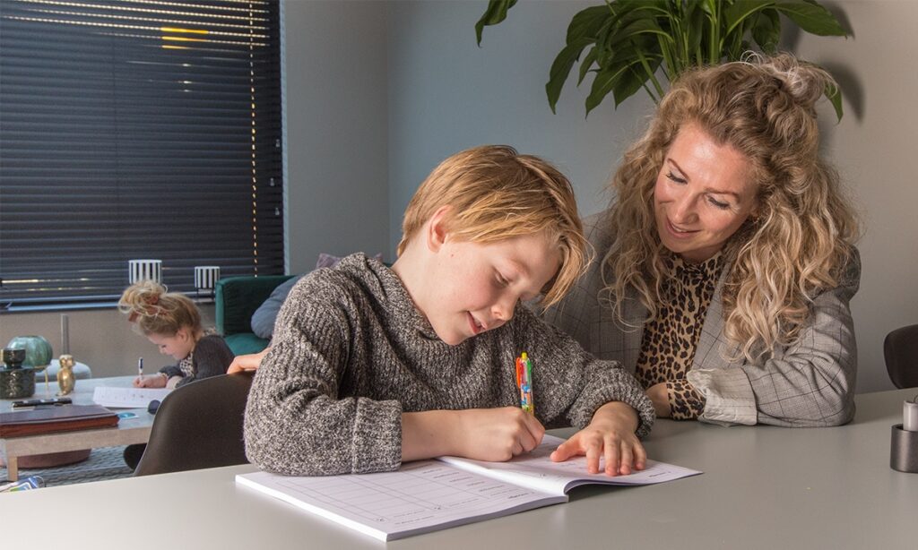 moeder zoon en dochter huiswerk maken