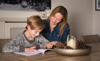 moeder zoon samen oefenen werkboek