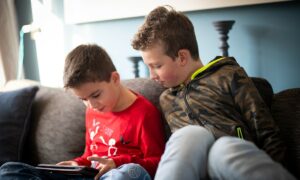 twee jongens op bank met ipad