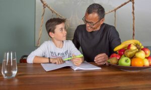 vader en zoon huiswerk maken