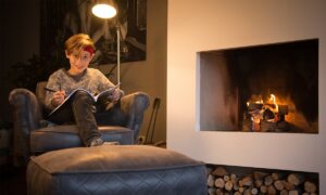 jongen huiswerk bij openhaard