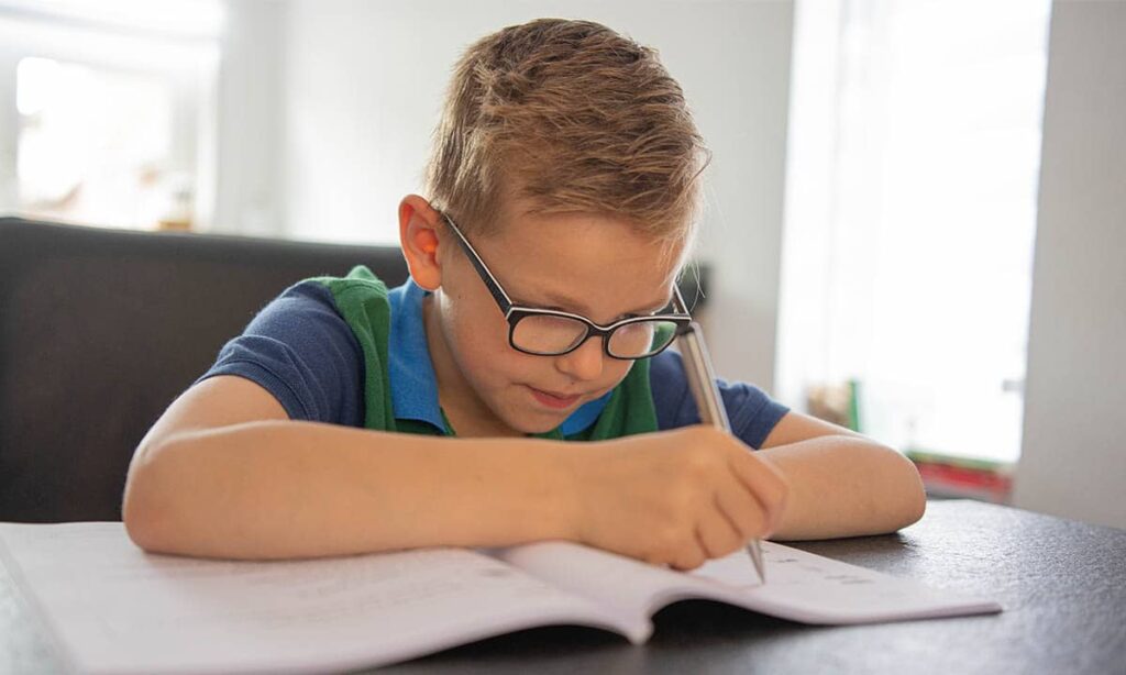 jongen opdrachten maken werkboek