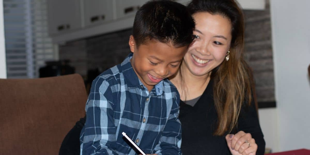 jongetje met moeder oefenen