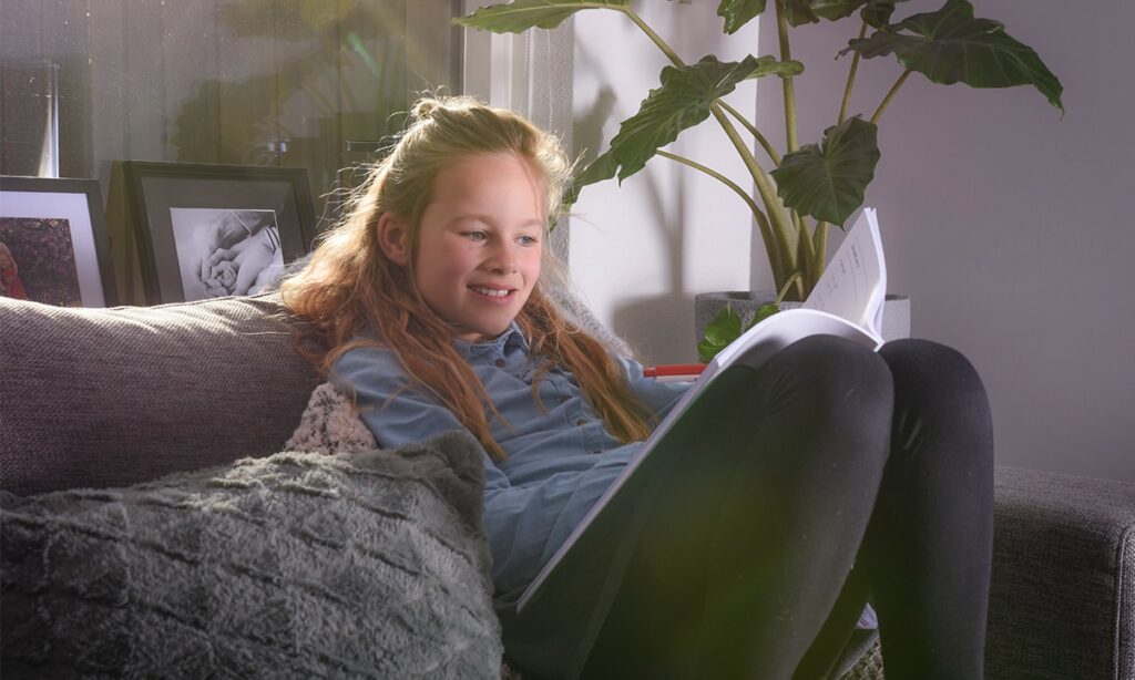 meisje bank lezen schrijven